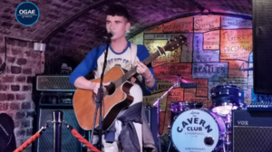 Eurovision 2023: Ο Victor Vernicos ερμηνεύει το “What They Say” ζωντανά στο στέκι των Beatles!