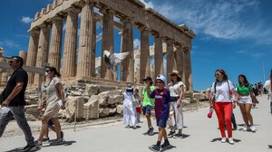 Στα επίπεδα προ πανδημίας επιστρέφουν τα έσοδα από τον Τουρισμό