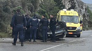 Το αυτοκίνητο γύρισε τούμπα! Δείτε φωτογραφίες