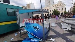 Πάτρα: Κουκουλοφόροι έσπασαν το εκλογικό περίπτερο της ΝΔ μετά την αντιρατσιστική πορεία για το ναυάγιο στην Πύλο