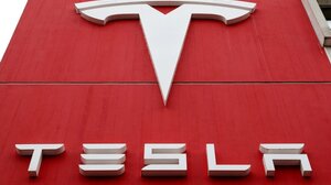 Η Tesla προσφέρει έκπτωση 8.000 δολαρίων σε δύο μοντέλα