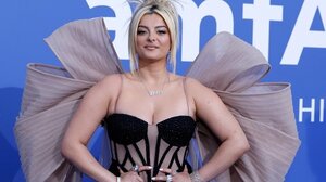 Bebe Rexha: Της πέταξαν ένα κινητό στο πρόσωπο ενώ τραγουδούσε