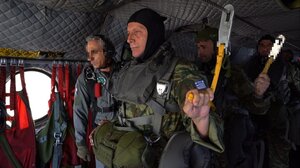 Πτώση με αλεξίπτωτο από Σινούκ για τον αρχηγό ΓΕΕΘΑ