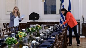 Οι υπουργοί πήραν έναν μπλε φάκελο κι ο Πίνατ μια λιχουδιά...
