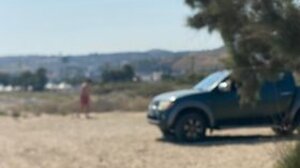 Βουτιά στη θάλασσα, απευθείας από το αυτοκίνητο!