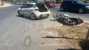 Μηχανή συγκρούστηκε με αυτοκίνητο- στο νοσοκομείο ένας τραυματίας- Δείτε βίντεο