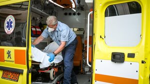 Μυστήριο με τον τραυματισμό 24χρονης κοπέλας στην παραλιακή