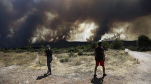 Δραματικές ώρες στο πύρινο μέτωπο στη Δυτική Αττική - Εκκενώνονται Κανδήλι, Νέα Ζωή και Λ.Καταδρομών