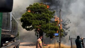 Εκκενώνεται η Οινόη- Μήνυμα του 112 στους κατοίκους