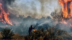 Στη μάχη με τις φλόγες για τρίτη μέρα - Αγωνία για οικισμούς και συνεχείς αναζωπυρώσεις 