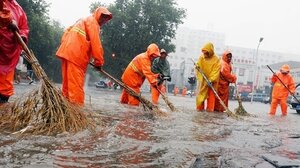 Τουλάχιστον δύο νεκροί από τις σφοδρές βροχοπτώσεις στο Πεκίνο