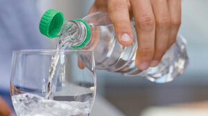 Περιβάλλον: Γιατί άλλαξαν τα καπάκια στα πλαστικά μπουκάλια