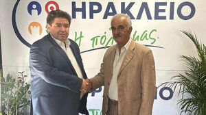 Ο Μαρίνος Παττακός στο πλευρό του Μιχάλη Καραμαλάκη