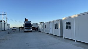 Για τέταρτη χρονιά οι σεισμόπληκτοι κόβουν την πίτα στα κοντέινερ