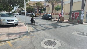 Αναγκαία τα νέα κολωνάκια στα πεζοδρόμια της οδού Καπετάν Μπαντουβά