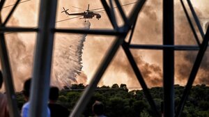 Προς την περιοχή των Ισθμίων μετακινείται το πύρινο μέτωπο από το Λουτράκι