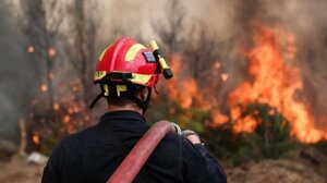 Φλόγες σε στοιβαγμένα σκουπίδια