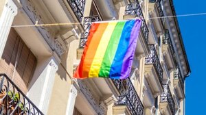 Έκλεψαν rainbow σημαία από γκέι μπαρ και την έκαψαν στην πλατεία