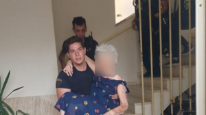 Αστυνομικοί της ΟΠΚΕ απεγκλώβισαν ηλικιωμένους και ζώα - Δείτε βίντεο