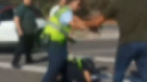 Φωτιά Μάνδρα: Πολίτες και αστυνομικοί πιάστηκαν στα χέρια εξαιτίας της απαγόρευσης κυκλοφορίας!