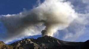 Βρυχάται το ηφαίστειο Ουμπίνας στο Περού - Αναμένεται να κηρυχθεί κατάσταση έκτακτης ανάγκης 