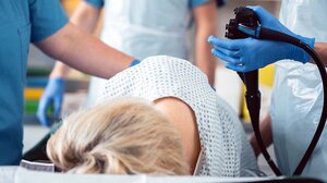 Καρκίνος παχέος εντέρου: Νέες συστάσεις – Σε ποια ηλικία πρέπει να ξεκινά ο προληπτικός έλεγχος