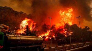 Μαίνονται οι πυρκαγιές σε Φυλή και Ασπρόπυργο