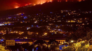 Μαίνεται η πυρκαγιά στην Τενερίφη – Δεκάδες χιλιάδες άνθρωποι εγκαταλείπουν τα σπίτια τους