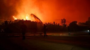 Συνεχίζεται αδιάλειπτα η μάχη σε όλα τα πύρινα μέτωπα - 140 συλλήψεις για εμπρησμούς