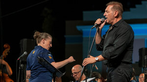 Αποθεώθηκαν στο φινάλε του "Τέχνη Καθ'Οδόν" ο Γεράσιμος Ανδρεάτος και η Φιλαρμονική του Δήμου Ηρακλείου