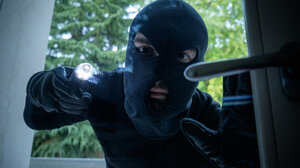 Η στιγμή που ιδιοκτήτης φούρνου παλεύει με ληστή - «Φώναζε ότι θα με σουβλίσει»!