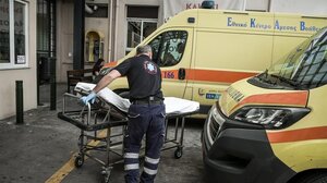 Politico: "Μην αρρωστήσετε στην Ελλάδα - Άδεια τα νησιά από γιατρούς"