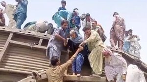 Πακιστάν: Τουλάχιστον 15 νεκροί από τον εκτροχιασμό επιβατικού τρένου