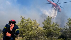 Σε πύρινο κλοιό η Πάρνηθα: Στον Εθνικό Δρυμό η φωτιά !