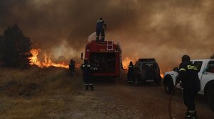 Μαίνονται τα πύρινα μέτωπα - 60 πυροσβέστες τραυματίες