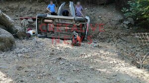 Έπεσε σε χαντάκι 10 μ. με το αυτοκίνητο- Φωτογραφίες από την επιχείρηση διάσωσης