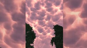 Υπερθέαμα στο ουρανό με μοβ σύννεφα "mammatus"