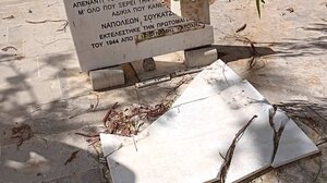 "Πράξη χυδαίου αντικομμουνισμού", χαρακτηρίζει το ΚΚΕ τον βανδαλισμό του αγάλματος Σουκατζίδη