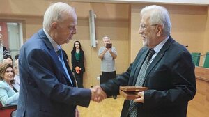 Κατάμεστη η Βικελαία για τη βράβευση του Στέφανου Τραχανά με το «Βραβείο Ηθικής Τάξεως»