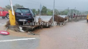 Φθιώτιδα: Χείμαρρος παρέσυρε αυτοκίνητα - Δείτε εικόνες 