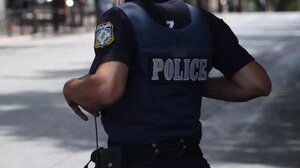 Αστυνομικός κλειδώθηκε με κρατούμενη στο πίσω κάθισμα του περιπολικού - Δείτε βίντεο