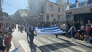 Χερσόνησος: Πλήθος κόσμου στις μαθητικές παρελάσεις