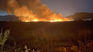 Ανεξέλεγκτη η φωτιά στον Μαραθώνα – Έκλεισε ο δρόμος προς το Κωπηλατοδρόμιο