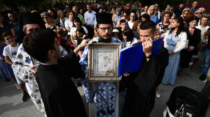 Λιτανεία της εικόνας της Παναγίας Ζωοδόχου Πηγής στους Αμπελόκηπους Λάρισας για την αποφυγή νέας πλημμύρας