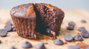 Μάφιν με μαύρη σοκολάτα και κολοκυθάκια