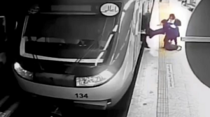 «Εγκεφαλικά νεκρό» το κορίτσι που έπεσε σε κώμα μετά από ξυλοδαρμό από την αστυνομία ηθών του Ιράν