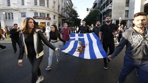 Στην αμερικάνική πρεσβεία η πορεία με την αιματοβαμμένη σημαία του Πολυτεχνείου