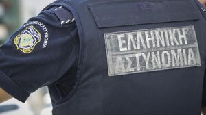 Χειροπέδες σε δύο αστυνομικούς από τις Εσωτερικές Υποθέσεις 