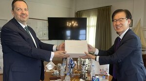 Συνεργασία Κρήτης - Νότιας Κορέας με φόντο το λιμάνι του Ηρακλείου