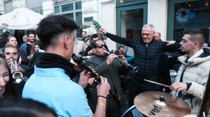 Έσπασαν 20.000 φλεγόμενα πιάτα υπό τους ήχους του Βασίλη Καρρά